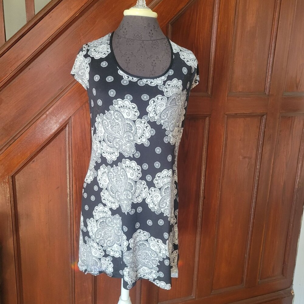 Linea Donatella Black White Paisley Nightgown Lace Back Detail Size M Short Slee